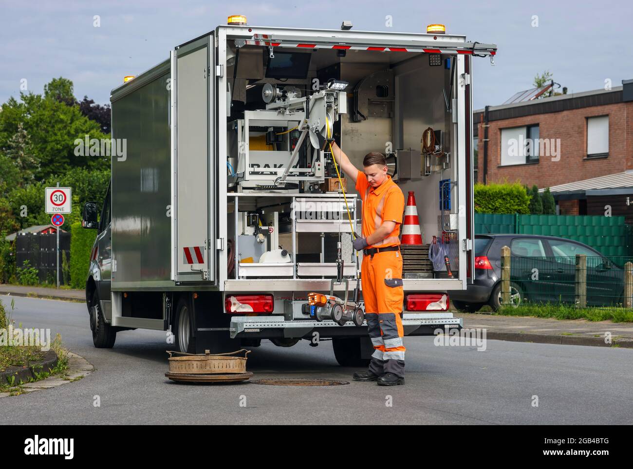 Hamm, Renania Settentrionale-Vestfalia, Germania - veicolo di ispezione delle fognature TV, ispezione delle fognature con telecamera, apprendista, specialista di tubi, fognature e industrie Foto Stock