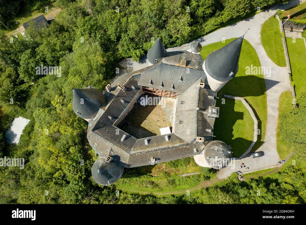 (210802) -- BRUXELLES, 2 agosto 2021 (Xinhua) -- Foto aerea scattata il 1 agosto 2021 mostra il Castello di Celles a Houyet, Belgio. Il Castello di Celles, noto anche come Castello di Veves, è uno dei più notevoli esemplari di architettura militare del 15 ° secolo. Distrutti nel 1200 e ricostruiti nel 1230, gli edifici bruciati all'inizio del 15 ° secolo e sono stati restaurati dopo l'incendio. Il castello rimase una fortezza fino alla fine del Medioevo. (Xinhua/Zhang Cheng) Foto Stock