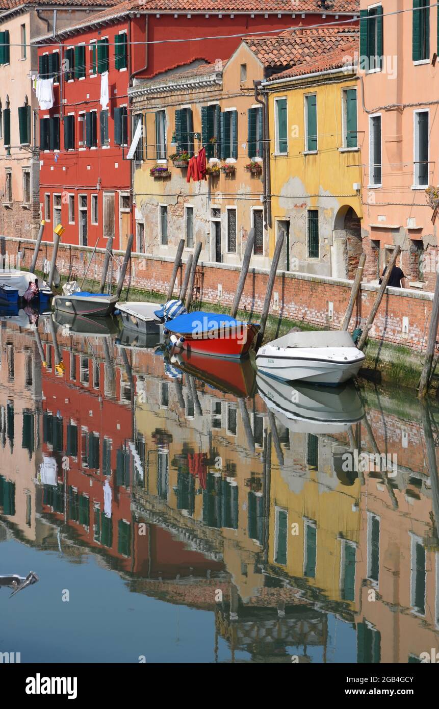 Vedutas dei canali di Venezia con i palazzi riflessi nelle acque Foto Stock