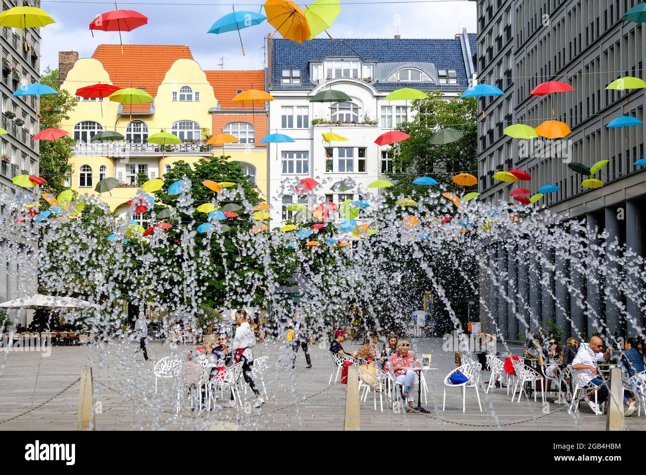 DEU, Deutschland, Berlin, 21.07.2021: Wasserspiele auf den Walter-Benjamin-Platz a Berlino-Charlottenburg Foto Stock