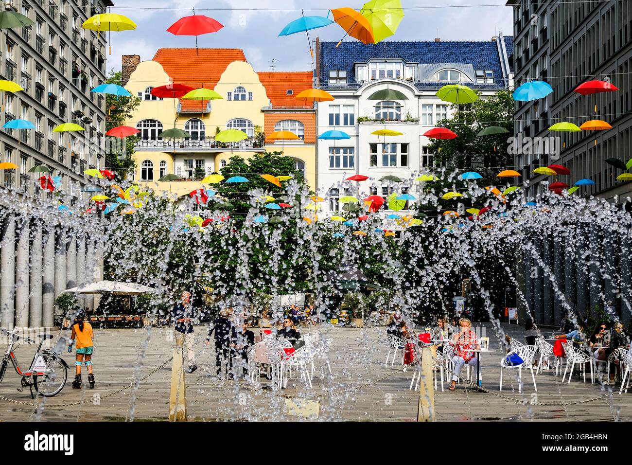 DEU, Deutschland, Berlin, 21.07.2021: Wasserspiele auf den Walter-Benjamin-Platz a Berlino-Charlottenburg Foto Stock