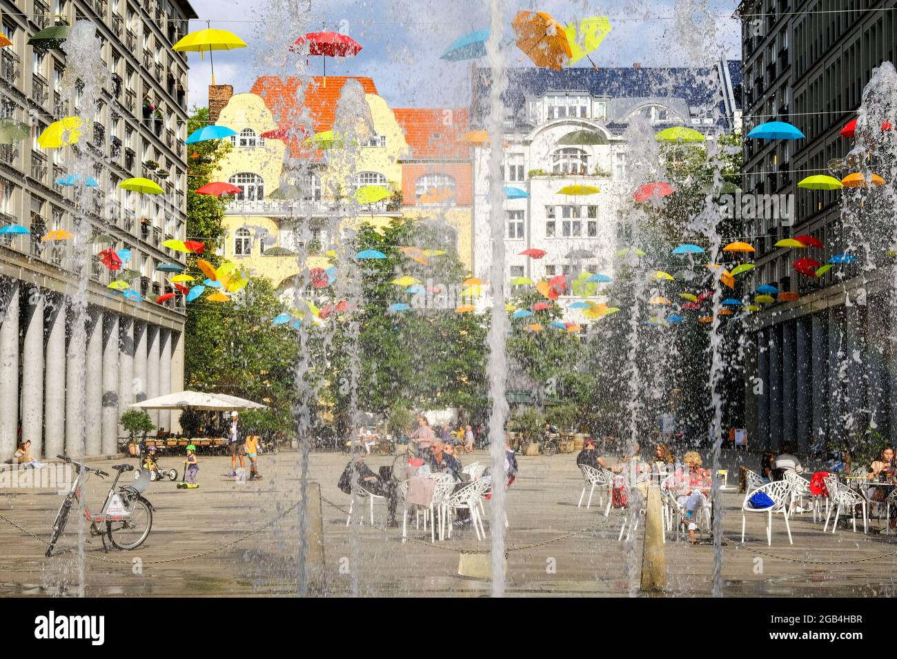 DEU, Deutschland, Berlin, 21.07.2021: Wasserspiele auf den Walter-Benjamin-Platz a Berlino-Charlottenburg Foto Stock