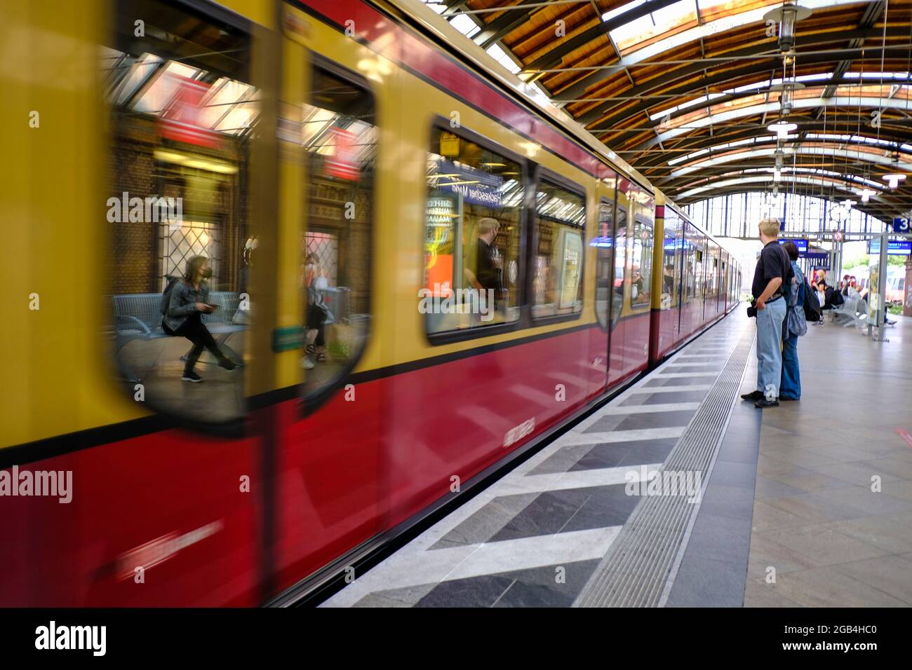 DEU, Deutschland, Berlino, 20.07.2021: Einfahrender S-Bahn-Zug am Bahnsteig des Bahnhofs Hackescher Markt a Berlino Mitte im Sommer Foto Stock