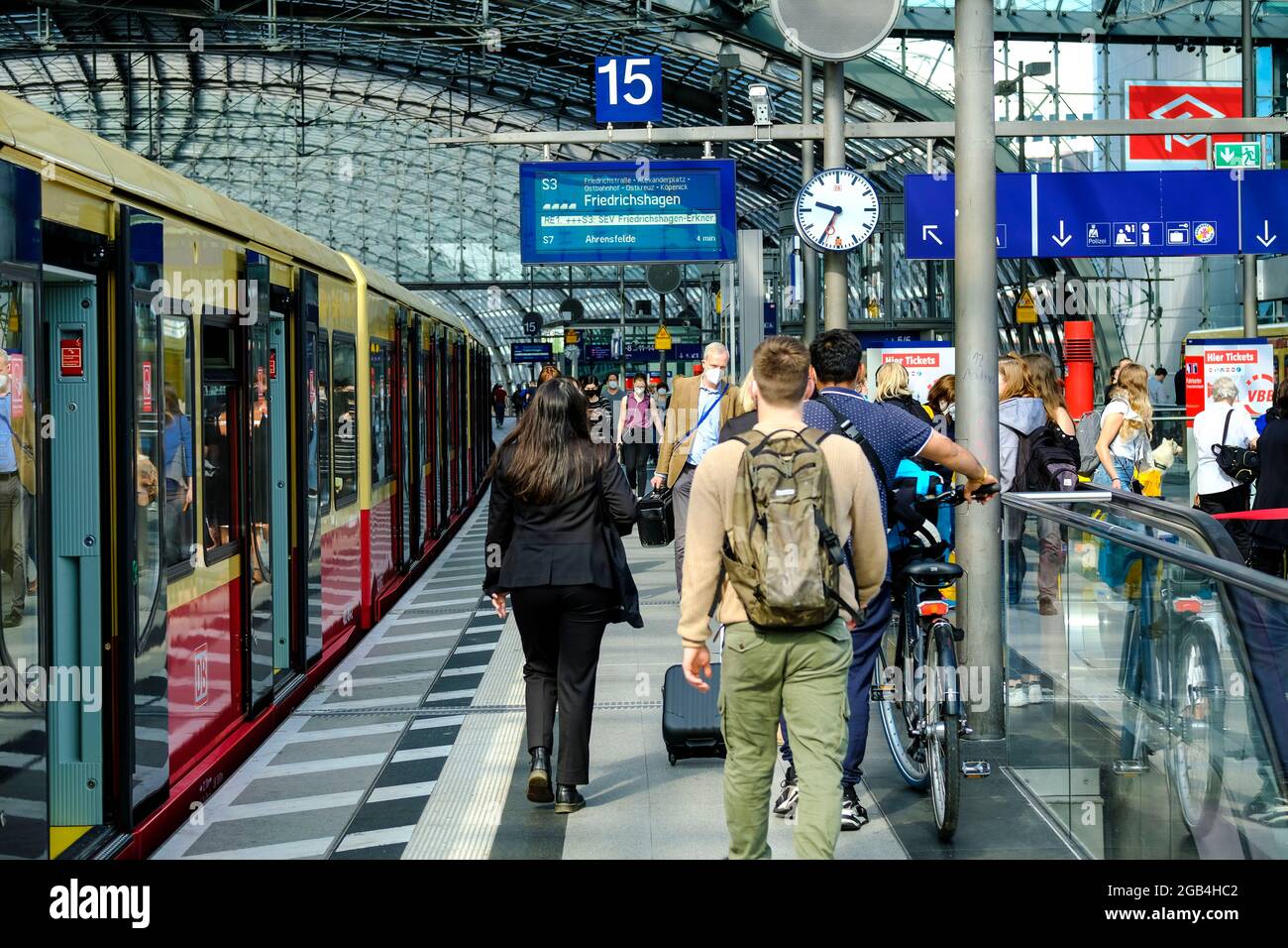 DEU, Deutschland, Berlin, 22.07.2021: Haltender S-Bahn-Zug am Bahnsteig 15 des Berliner Hauptbahnhofes im Sommer Foto Stock