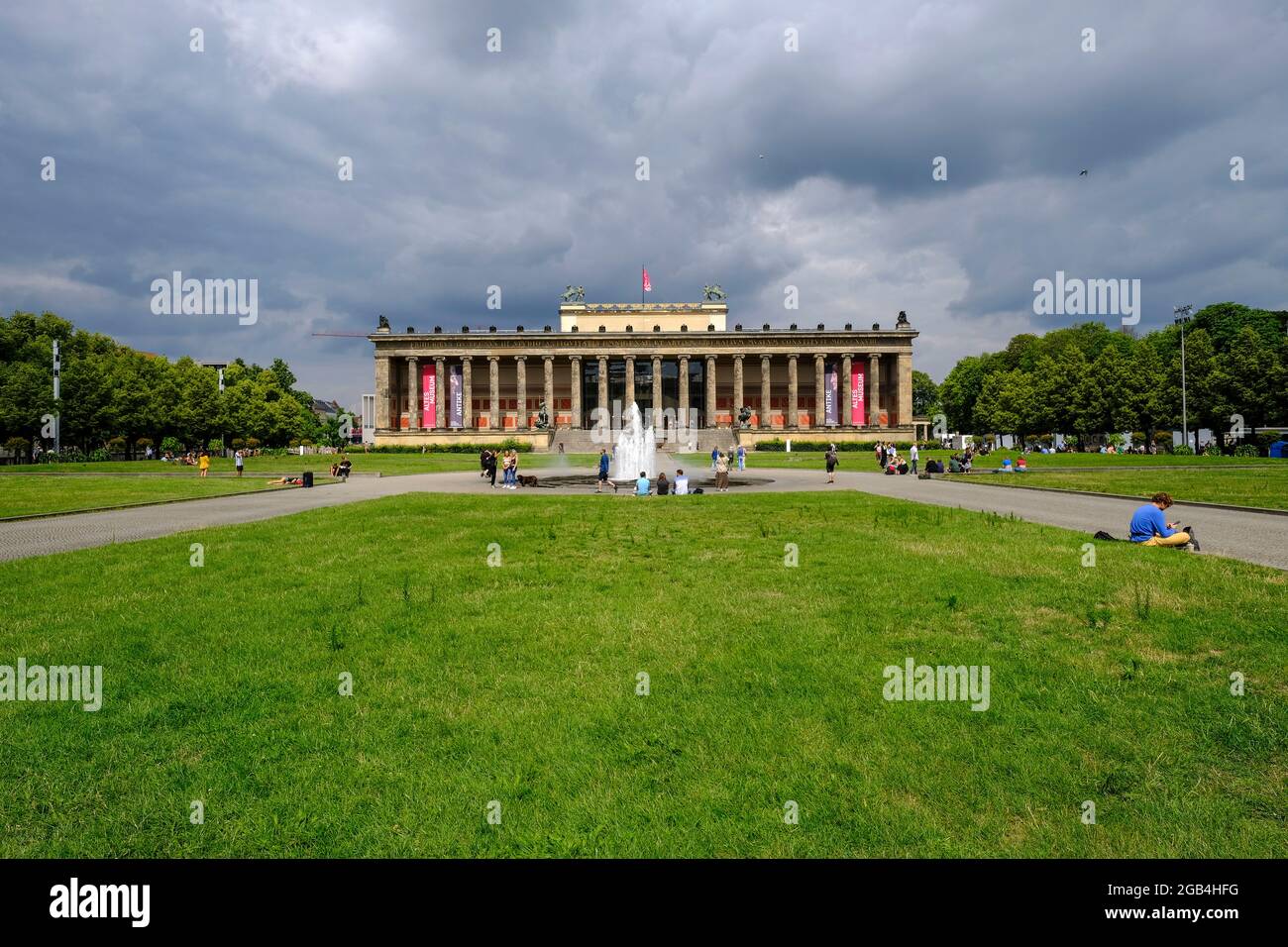 DEU, Deutschland, Berlino, 22.07.2021: Das Alte Museum unter grauen Wolken auf der Museumsinsel a Berlino-Mitte Foto Stock