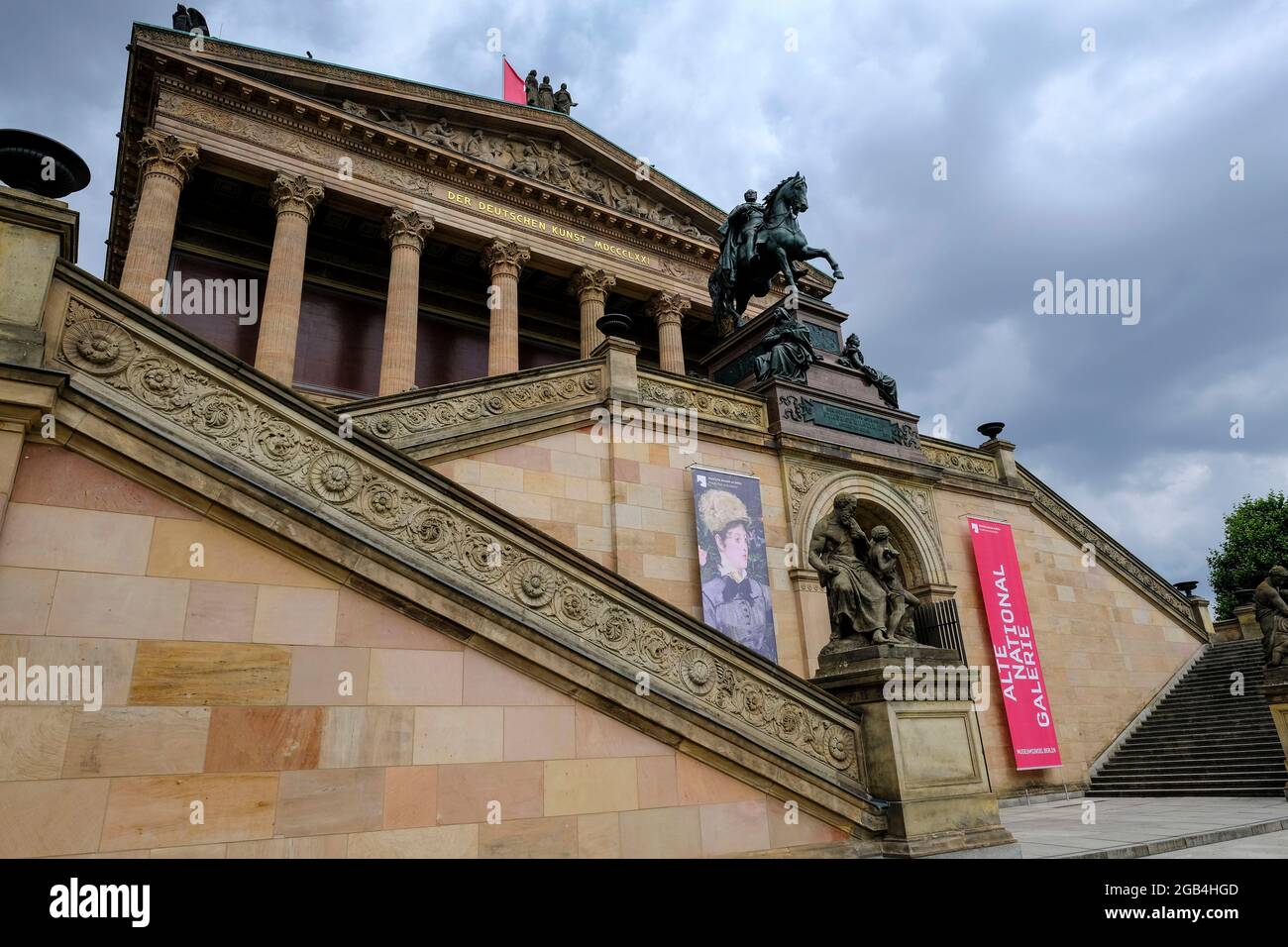 DEU, Deutschland, Berlin, 22.07.2021: Treppenaufgang der Alten Nationalgalerie mit dem Standbild König Friedrich Wilhelms IV unter grauen Wolken auf d Foto Stock