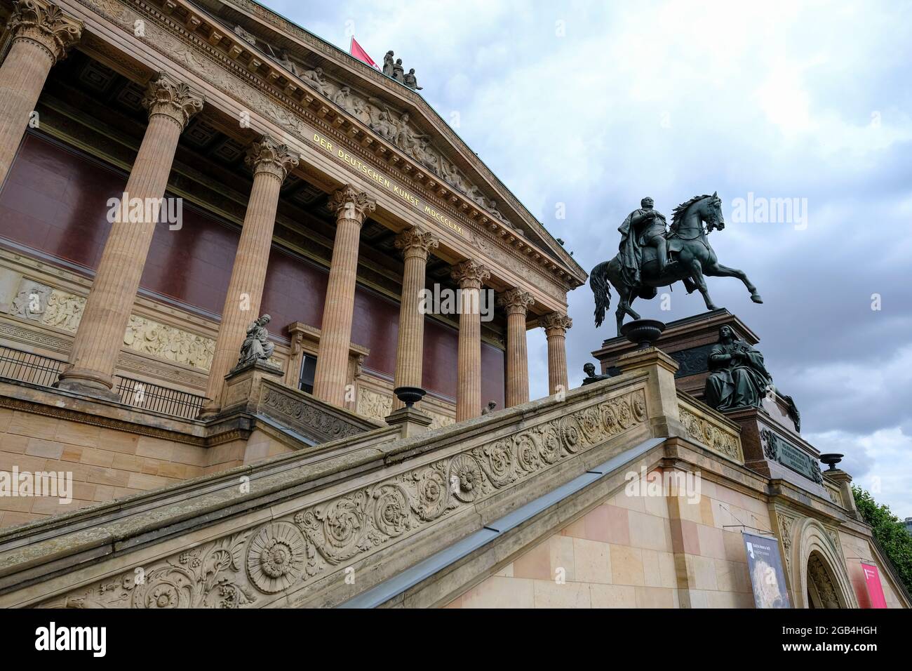 DEU, Deutschland, Berlin, 22.07.2021: Treppenaufgang der Alten Nationalgalerie mit dem Standbild König Friedrich Wilhelms IV unter grauen Wolken auf d Foto Stock