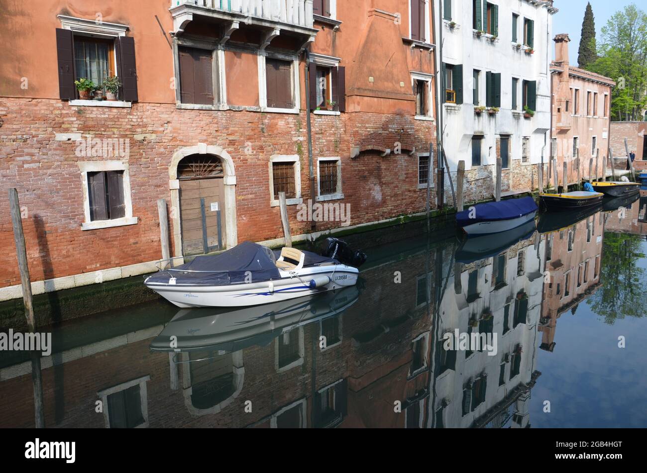 Vedutas dei canali di Venezia con i palazzi riflessi nelle acque Foto Stock