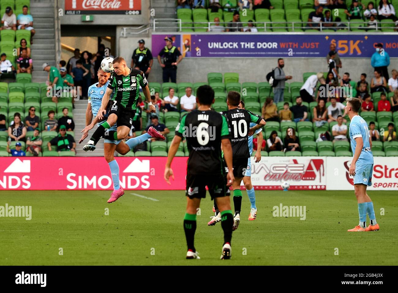 Melbourne, Australia, 1 aprile 2021. Besart Berisha di Western United dirige la palla davanti a Jamie Maclaren di Melbourne City durante la partita di calcio Hyundai A-League tra il Western United FC e il Melbourne City FC. Credit: Dave Hewison/Speed Media/Alamy Live News Foto Stock