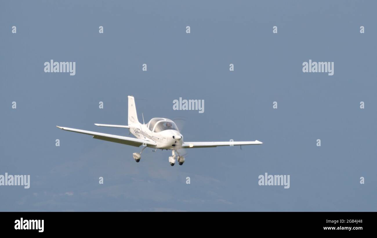 Thiene, Italia, 8 LUGLIO 2021, aeroplano ultraleggero che atterra su una pista di campagna in una soleggiata giornata estiva. TECNAM P2002 JF utilizzato come aereo da allenamento e da sport privati. Foto Stock