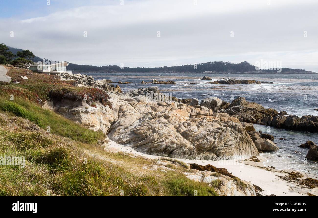 Case costruite sulle scogliere sull'Oceano Pacifico, Carmel by the Sea, Monterey, California Foto Stock