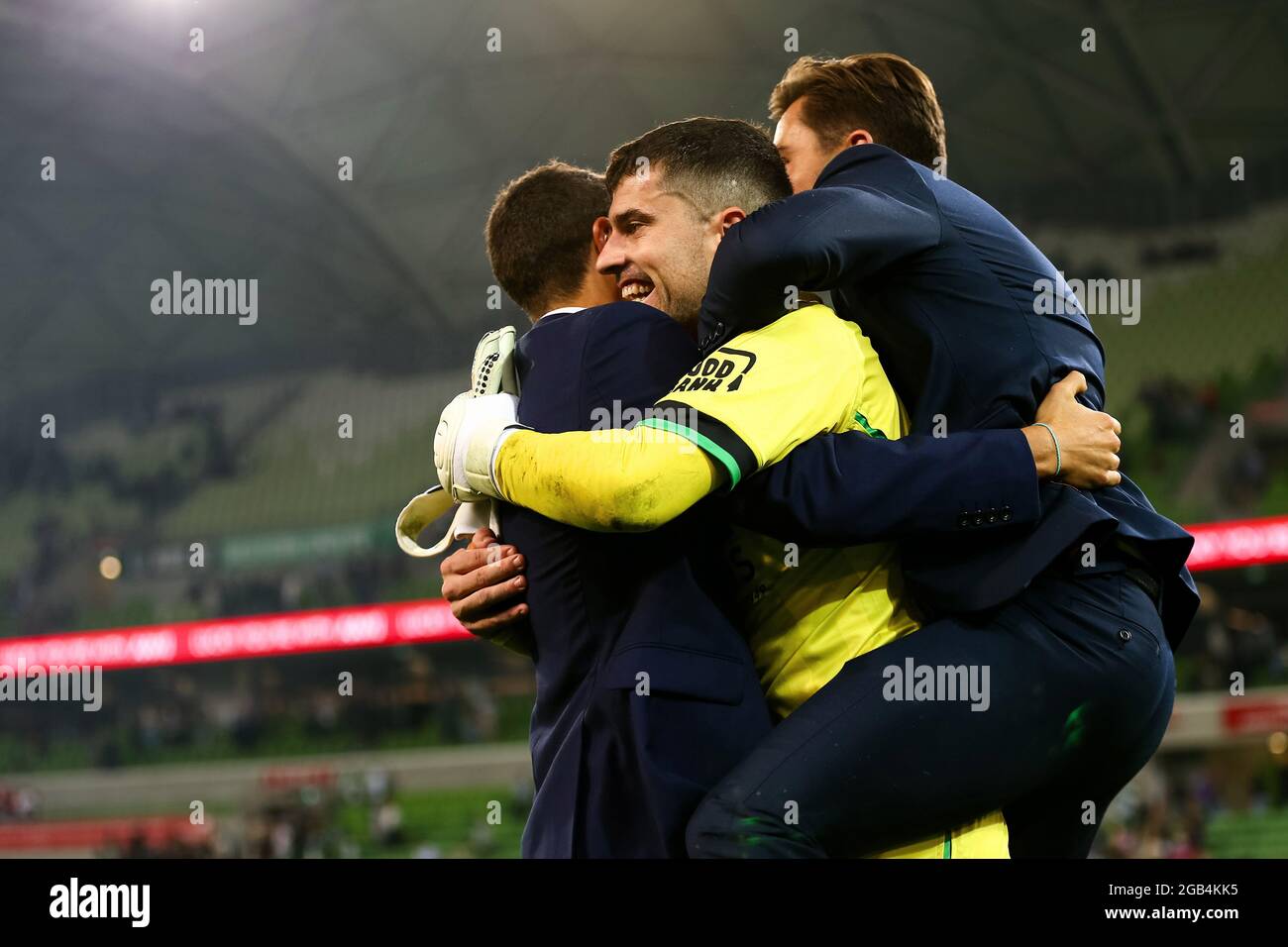 Melbourne, Australia, 1 aprile 2021. : Ryan Scott di Western United ottiene l'amore dallo staff del Western United dopo una grande vittoria durante la partita di calcio Hyundai A-League tra il Western United FC e il Melbourne City FC. Credit: Dave Hewison/Speed Media/Alamy Live News Foto Stock