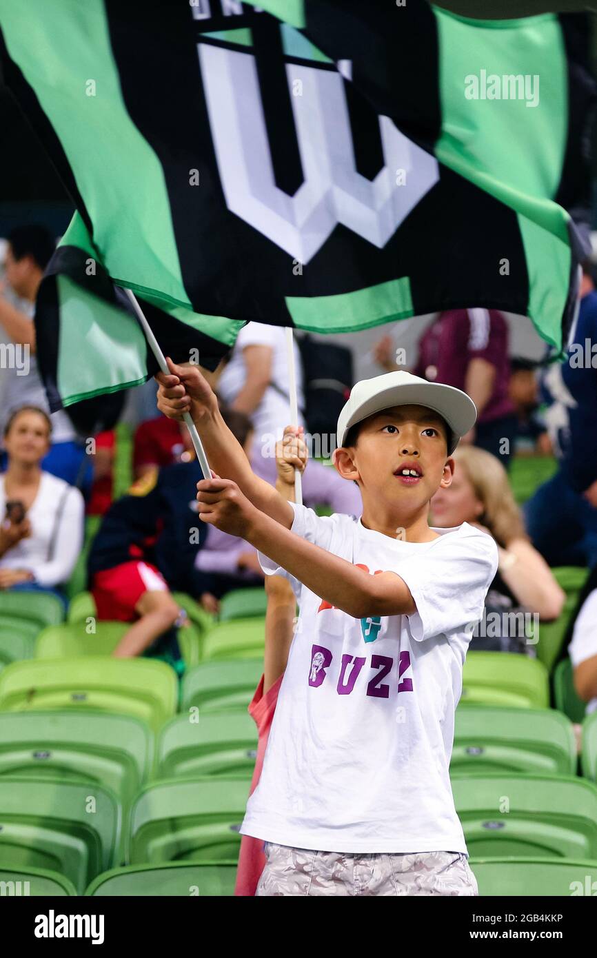 Melbourne, Australia, 1 aprile 2021. : UN giovane fan di Western United fa una bandiera durante la partita di calcio della Hyundai A-League tra il Western United FC e il Melbourne City FC. Credit: Dave Hewison/Speed Media/Alamy Live News Foto Stock