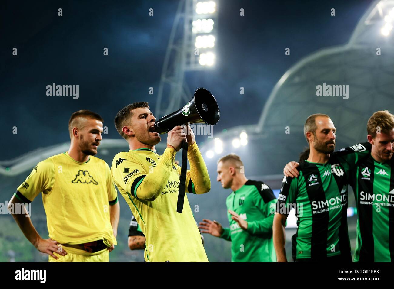 Melbourne, Australia, 1 aprile 2021. : Ryan Scott di Western United canta ai suoi fan su un megafono durante la partita di calcio Hyundai A-League tra il Western United FC e il Melbourne City FC. Credit: Dave Hewison/Speed Media/Alamy Live News Foto Stock