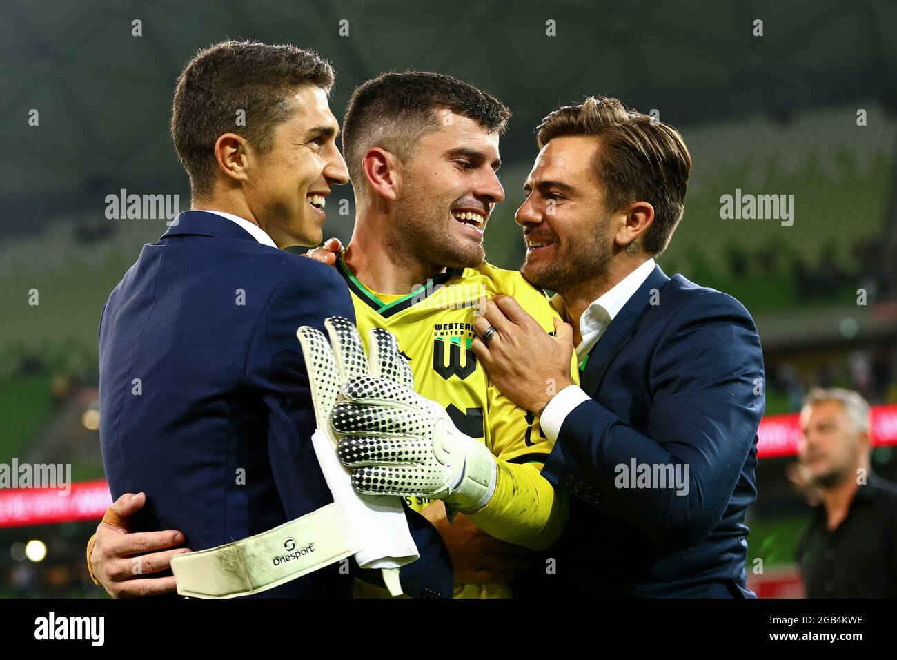 Melbourne, Australia, 1 aprile 2021. : Ryan Scott di Western United ottiene l'amore dallo staff del Western United dopo una grande vittoria durante la partita di calcio Hyundai A-League tra il Western United FC e il Melbourne City FC. Credit: Dave Hewison/Speed Media/Alamy Live News Foto Stock