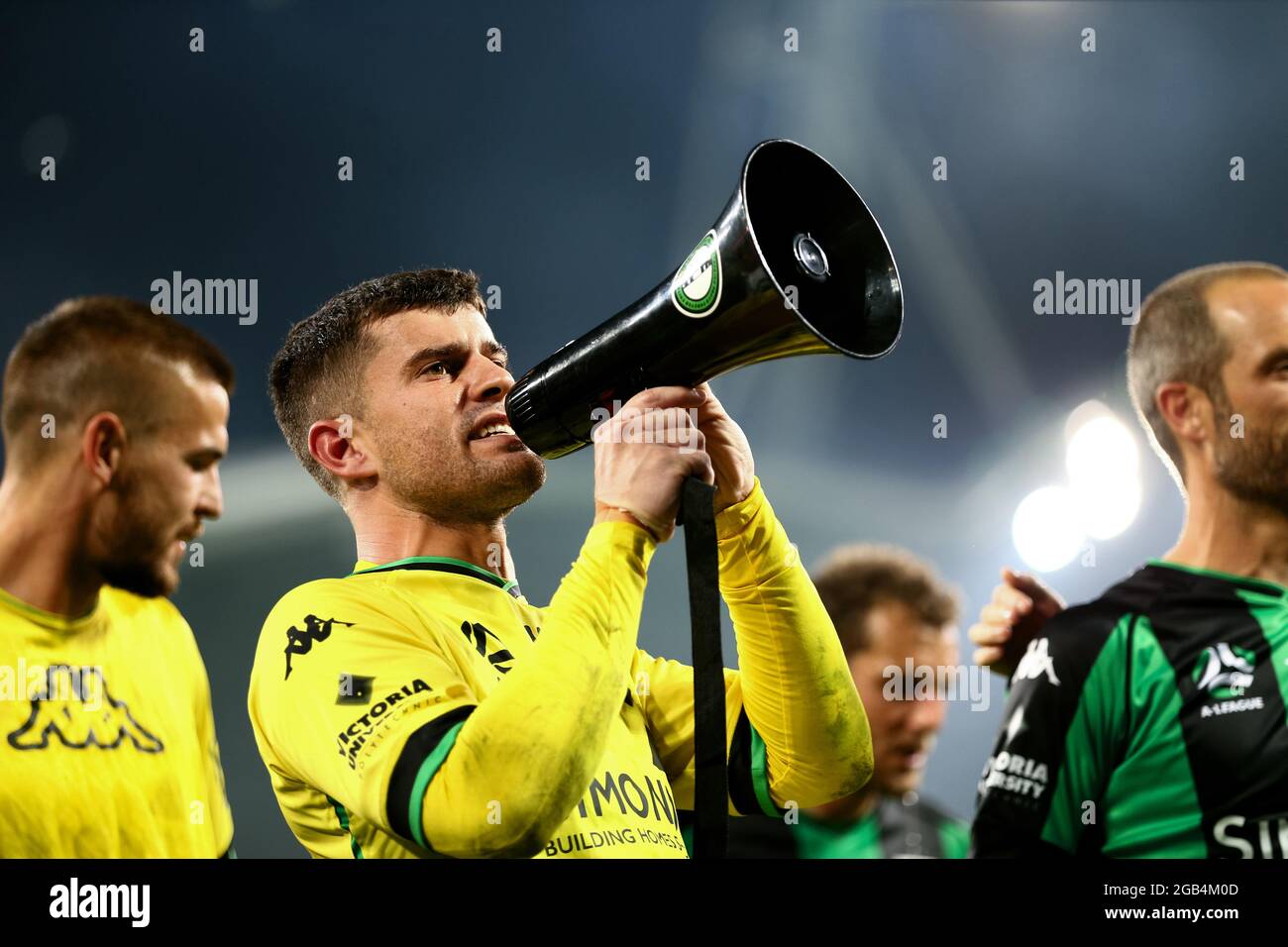 Melbourne, Australia, 1 aprile 2021. : Ryan Scott di Western United canta ai suoi fan su un megafono durante la partita di calcio Hyundai A-League tra il Western United FC e il Melbourne City FC. Credit: Dave Hewison/Speed Media/Alamy Live News Foto Stock
