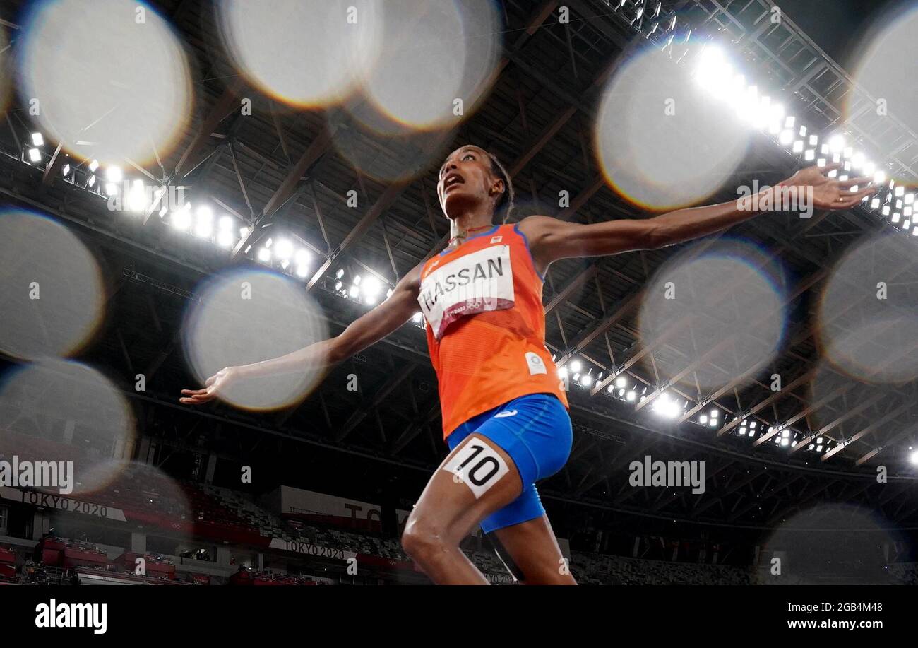 Tokyo 2020 Olimpiadi - Atletica - Donne 5000m - finale - Stadio Olimpico, Tokyo, Giappone - 2 agosto 2021. SIFON Hassan dei Paesi Bassi festeggia dopo aver vinto l'oro REUTERS/Fabrizio Bensch Foto Stock