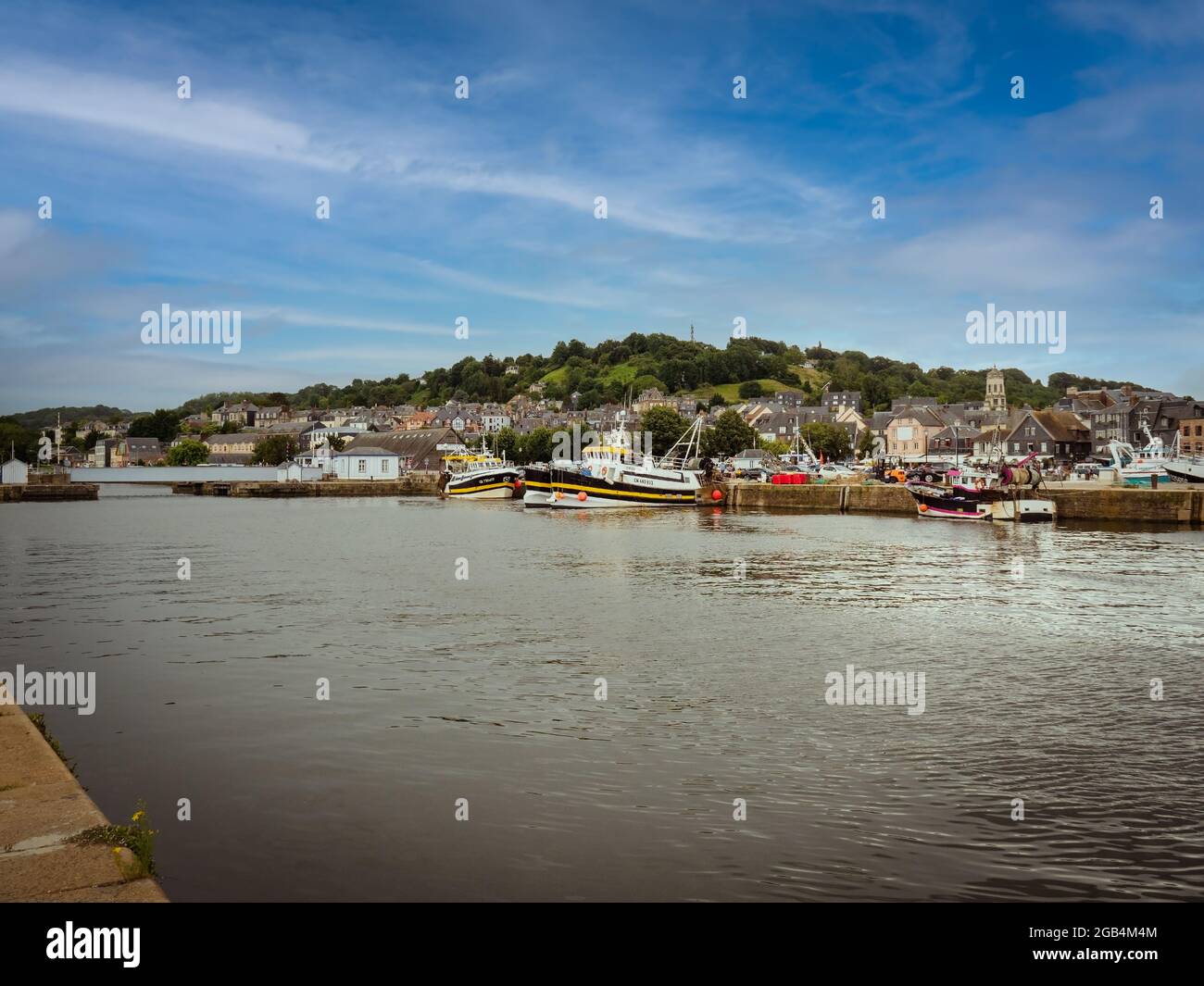 Honfleur, Normandia, Francia - 2021 luglio: Porto vecchio di Honfleur in Normandia, Francia, vista sulle barche da pesca e la città vecchia Foto Stock