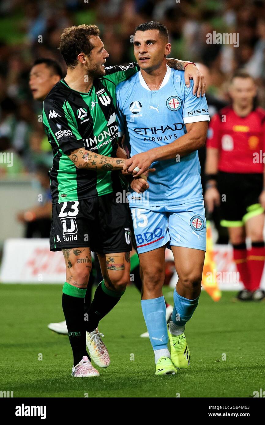 Melbourne, Australia, 1 aprile 2021. : Alessandro Diamanti di Western United si scusa con Andrew Nabbout di Melbourne City durante la partita di calcio Hyundai A-League tra Western United FC e Melbourne City FC. Credit: Dave Hewison/Speed Media/Alamy Live News Foto Stock