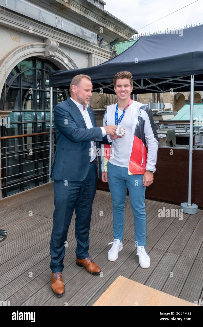 Innen- und Sportsenator Andy Grote, Torben Johannesen, Team Deutschland-Achter Rudern, Silbermedaille, Handeslkammer Hamburg, Adolphsplatz 1, Dachterr Foto Stock