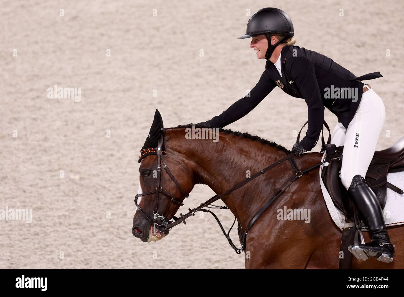Tokyo, Giappone. 02 agosto 2021. Equestre Sport/Eventing: Olimpiadi, individuali, Show Jumping, finale, al Parco Equestre Baji Koen. Julia Krajewski della Germania elogia Amande de B`Neville dopo il giro. Krajewski ha vinto evocando l'oro alle Olimpiadi di Tokyo. Credit: Friso Gentsch/dpa/Alamy Live News Foto Stock