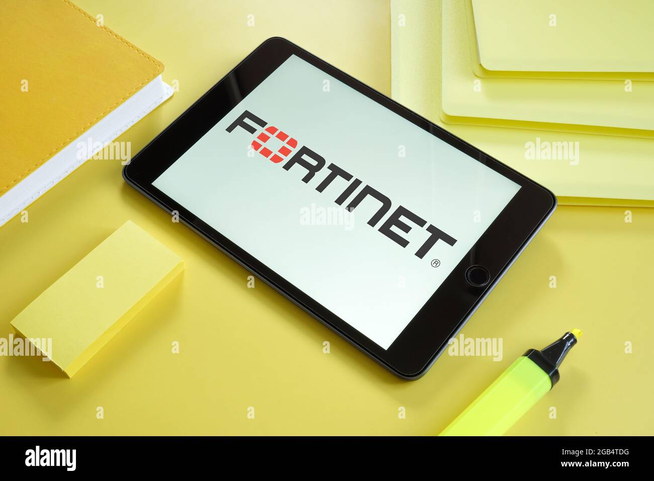 KIEV, UCRAINA - 30 giugno 2021. Logo Fortinet sullo smartphone. Foto Stock