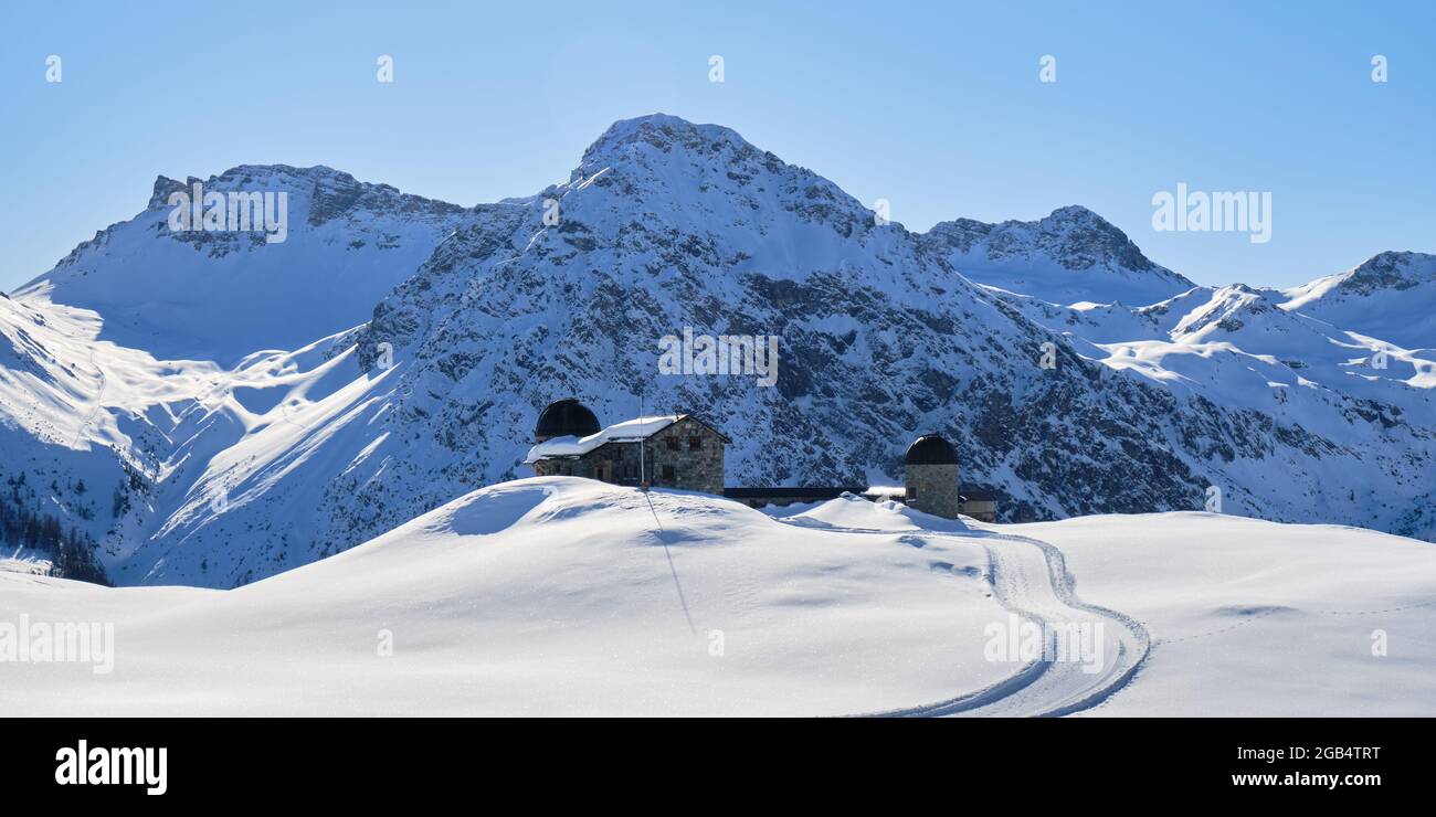 L'ex osservatorio astronomico Chur, ora chiuso, sul comprensorio sciistico di Arosa-Lenzerheide, in Svizzera, durante l'inverno. Foto Stock