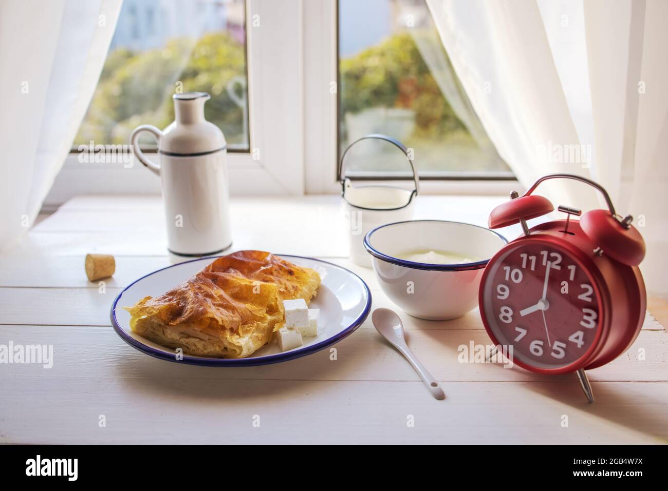 Torta al formaggio al forno con latte. Banitsa di burro bulgaro per colazione Foto Stock