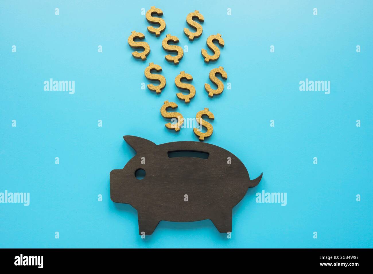 Concetto di conto di risparmio. Banca piggy per i segni del dollaro e del denaro. Foto Stock