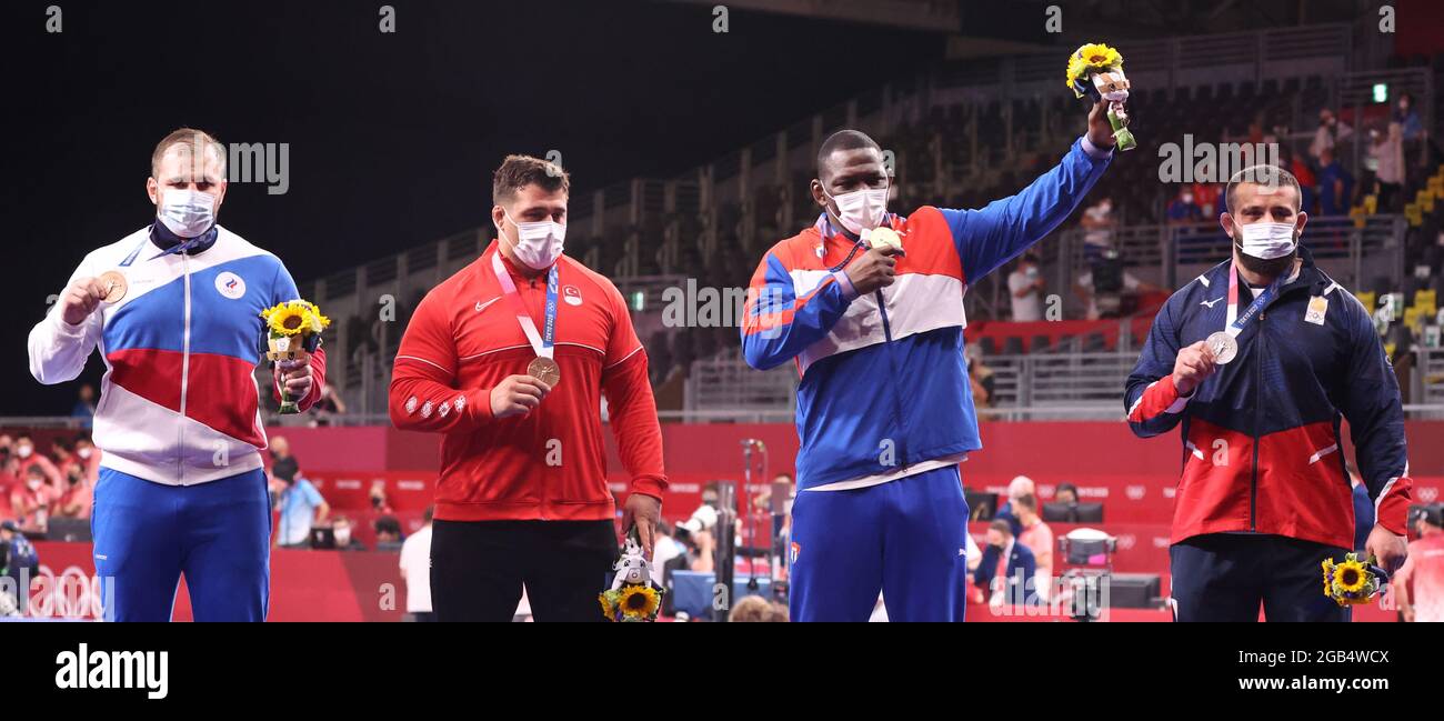 Chiba, Giappone. 02 agosto 2021. Wrestling/Freestyle: Olimpiadi, 130 kg/greco-romano, uomini, cerimonia di premiazione alla Messe Makuhari Hall A. Sergei Semenov (Comitato Olimpico Russo), bronzo, Riza Kayaalp (Turchia), bronzo, Mijain Lopez Nunez (Cuba), oro, e Jakobi Kajaia (Georgia), argento (l-r) stanno insieme. Credit: Jan Woitas/dpa-Zentralbild/dpa/Alamy Live News Foto Stock