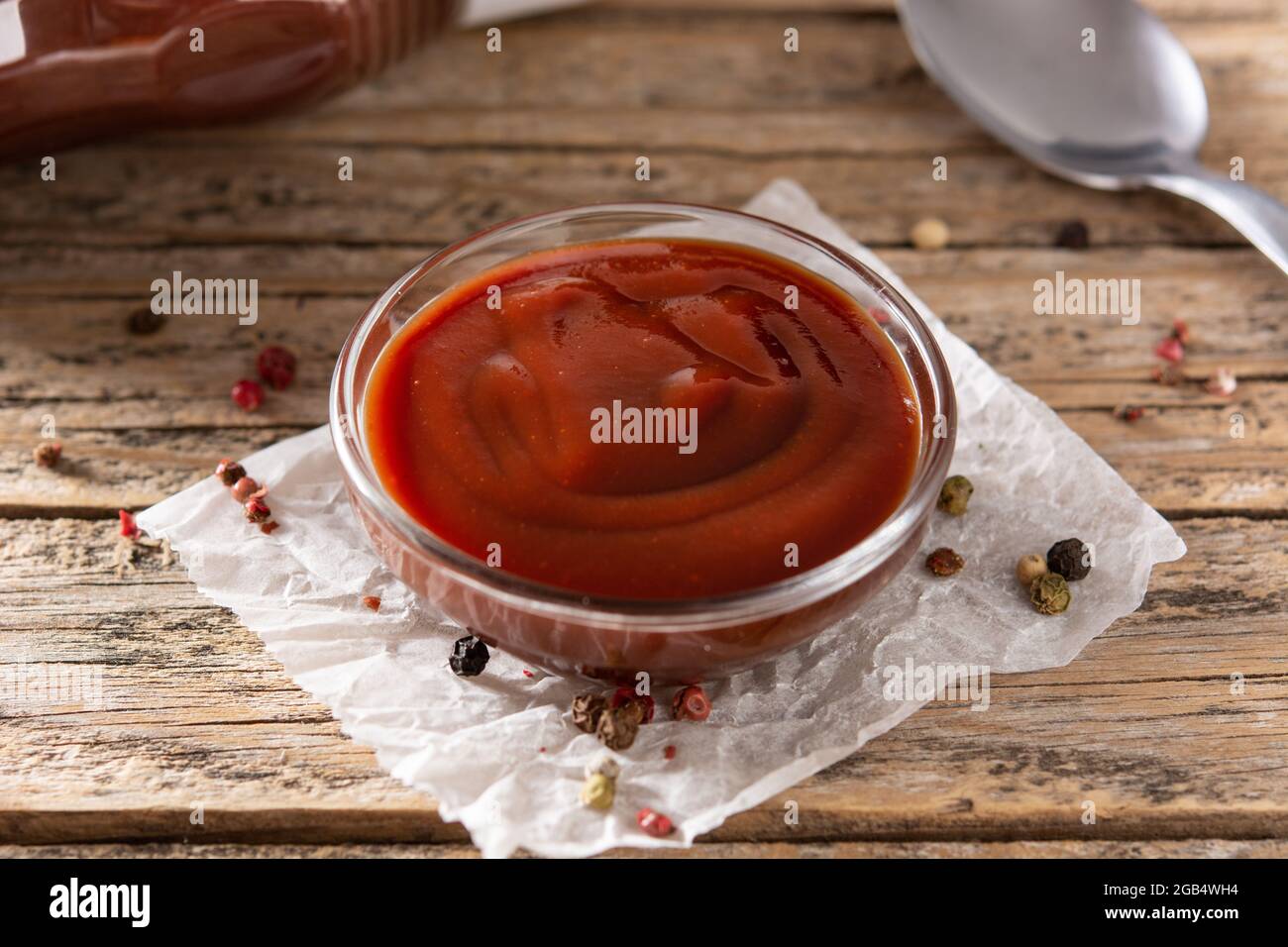 Salsa barbecue in una ciotola su rustico tavolo di legno Foto Stock