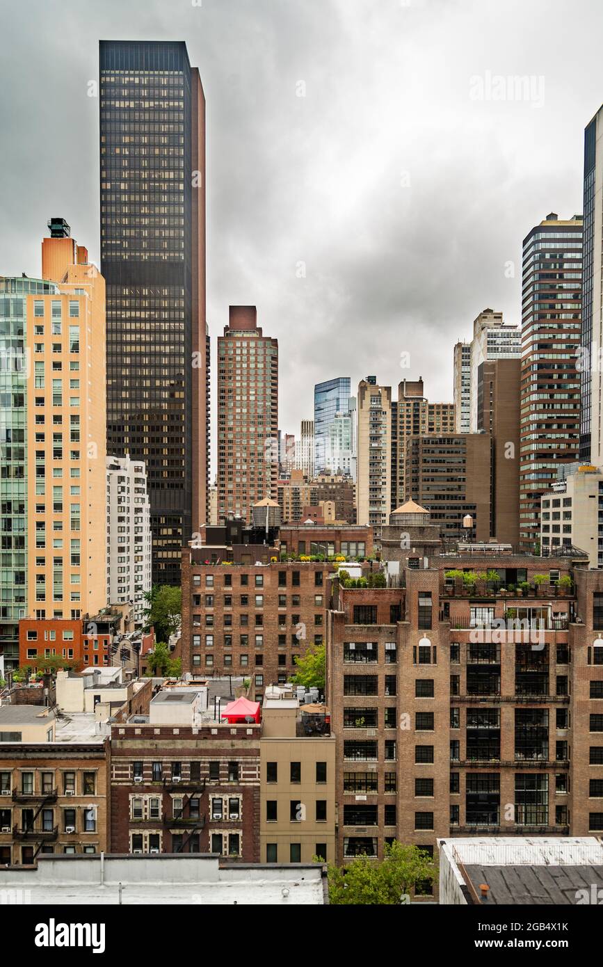 Vista dello skyline di New York City nel centro di Manhattan con grattacieli e cielo nuvoloso di giorno. Foto Stock