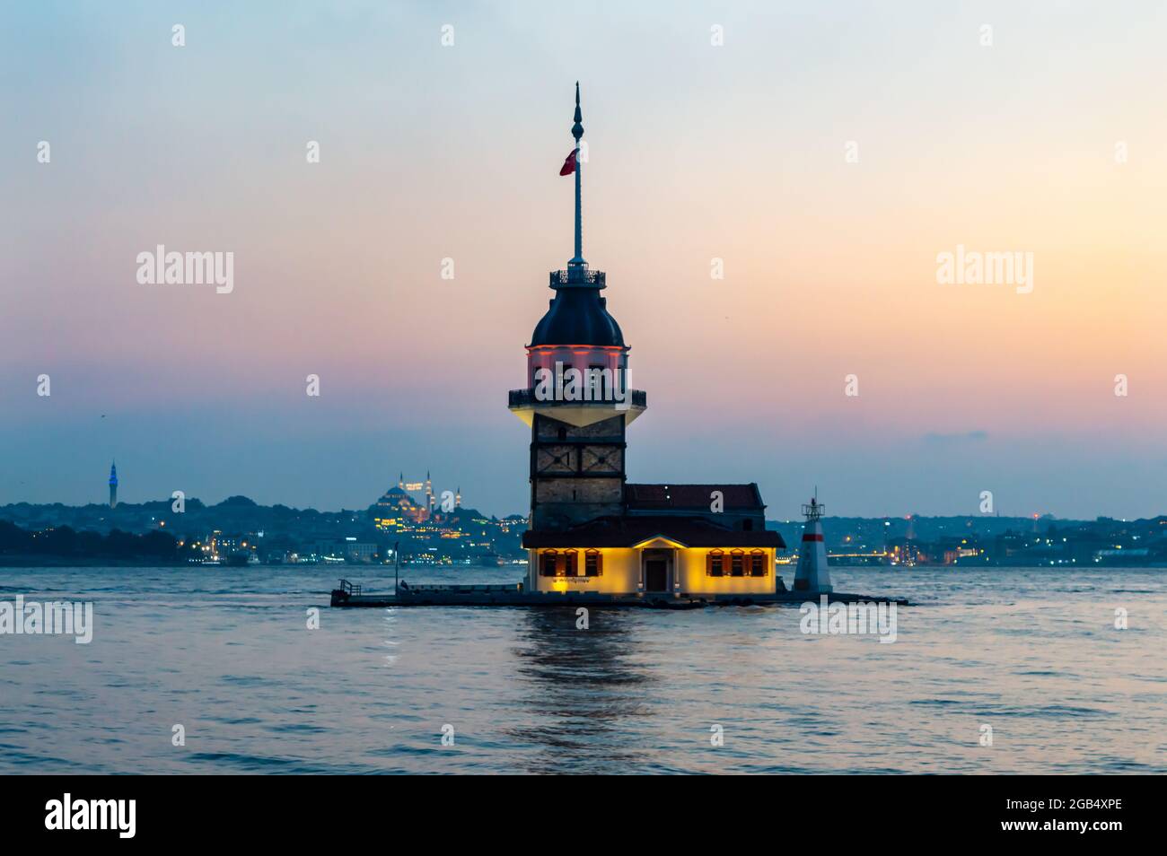 Maiden's Tower (Kiz Kulesi), Tramonto alla Maiden's Tower a Istanbul. Tramonto sul Bosforo con le luci della città di istanbul sfondo. Foto Stock