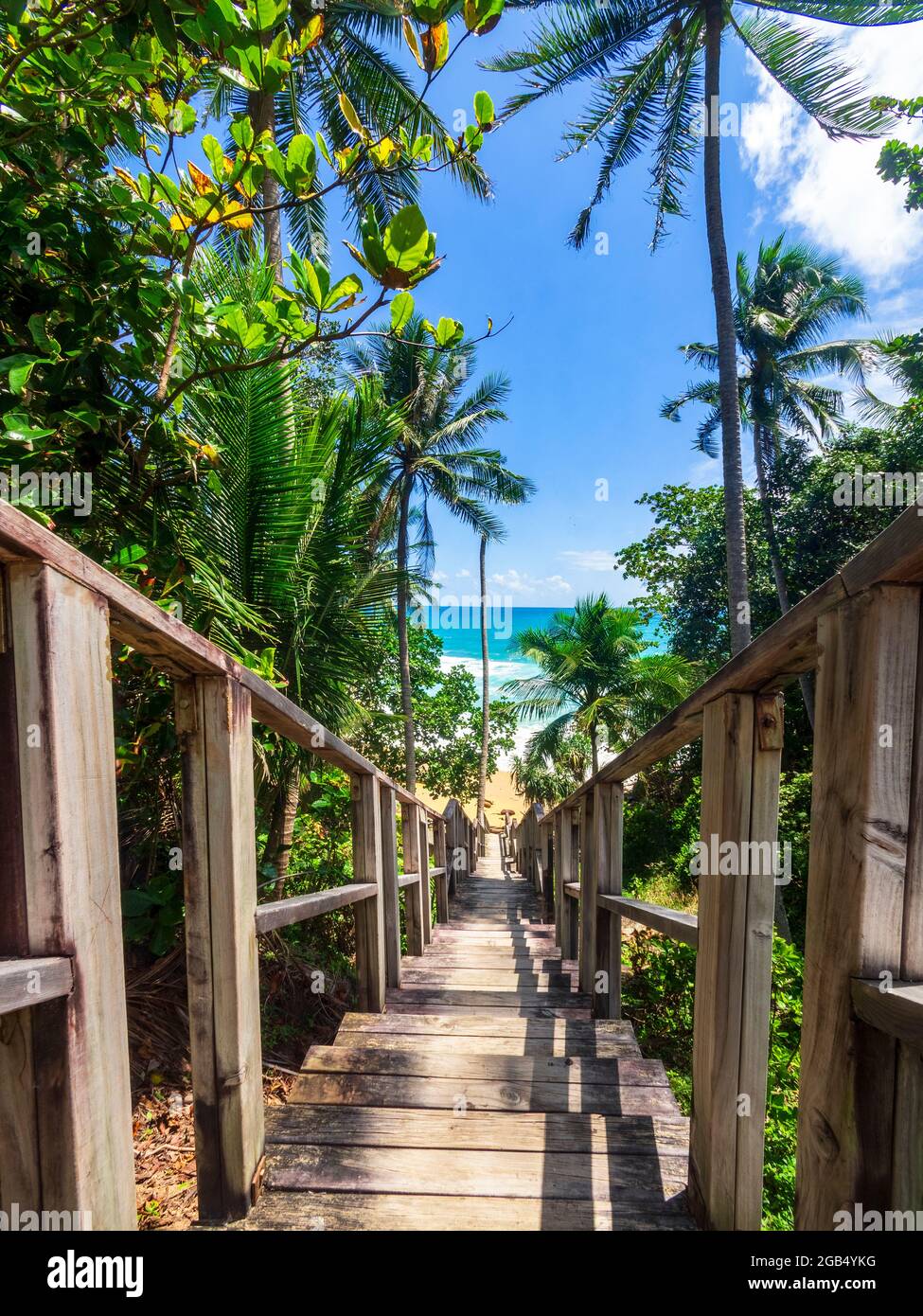 Scale di legno che conducono alla spiaggia. Scale di legno fino alla spiaggia tropicale. Phuket libertà spiaggia Thailandia. Concetto di vacanza di giorno di estate Foto Stock
