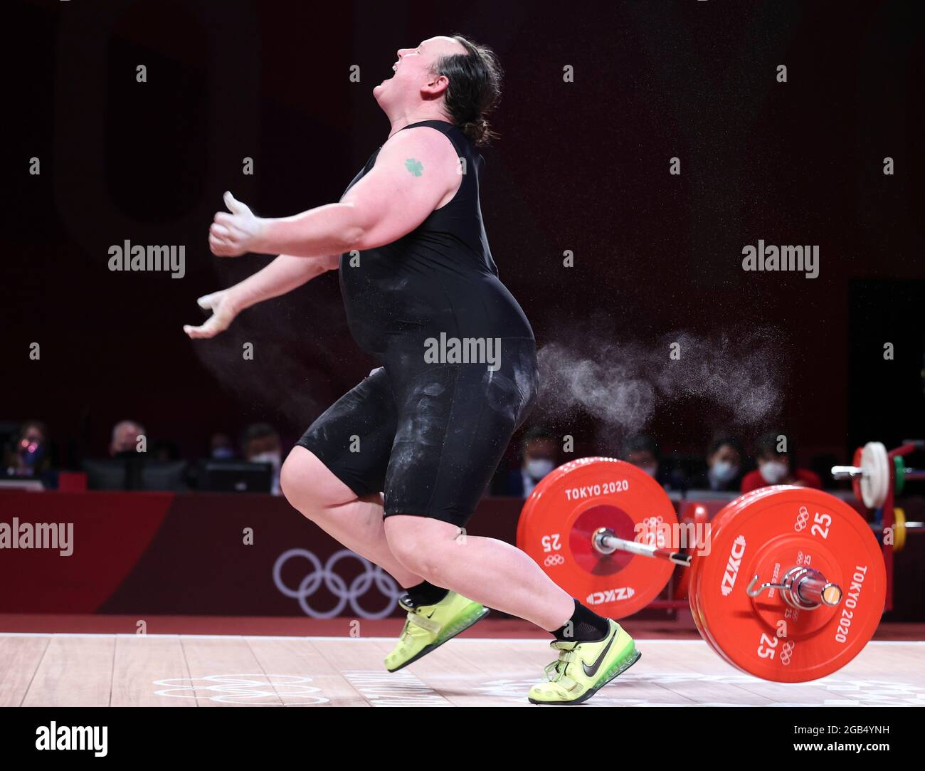 Tokyo. 2 agosto 2021. Laurel Hubbard della Nuova Zelanda reagisce durante la finale di 87kg delle donne di sollevamento pesi ai Giochi Olimpici di Tokyo 2020 a Tokyo, Giappone, il 2 agosto 2021. Credit: Yang Lei/Xinhua/Alamy Live News Foto Stock
