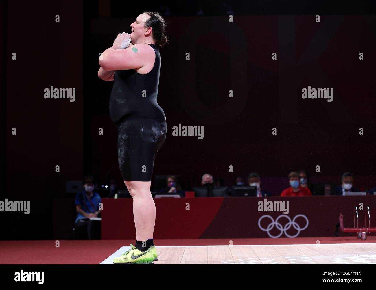 Tokyo. 2 agosto 2021. Laurel Hubbard della Nuova Zelanda reagisce durante la finale di 87kg delle donne di sollevamento pesi ai Giochi Olimpici di Tokyo 2020 a Tokyo, Giappone, il 2 agosto 2021. Credit: Yang Lei/Xinhua/Alamy Live News Foto Stock