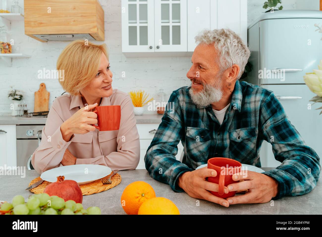 la coppia ha la colazione a casa con caffè e frutta Foto Stock