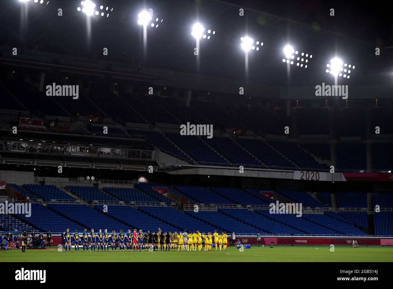 YOKOHAMA, GIAPPONE - 2 AGOSTO: Le squadre di Australia e Svezia si allineano durante la gara semi-finale del torneo di calcio olimpico Tokyo 2020 tra Australia e Svezia allo stadio internazionale Yokohama il 2 agosto 2021 a Yokohama, Giappone (Foto di Pablo Morano/Orange Pictures) Foto Stock