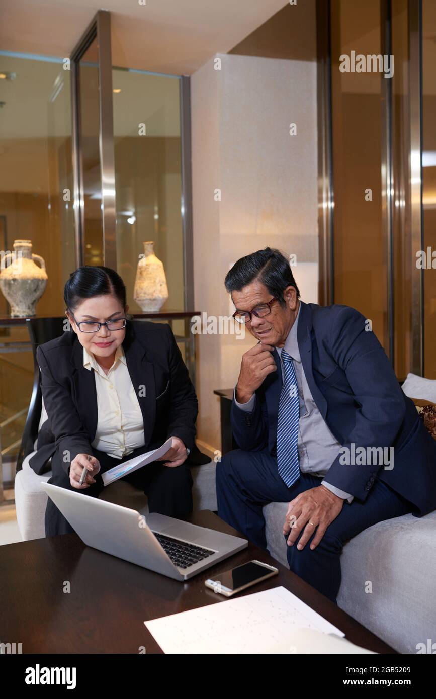 Dirigenti aziendali esperti che lavorano insieme per risolvere problemi difficili Foto Stock