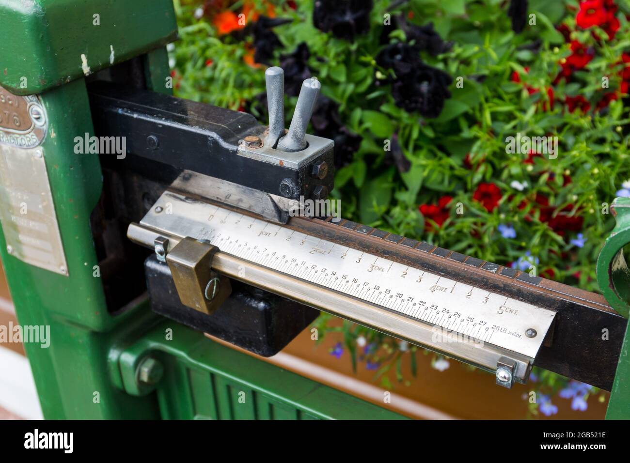 ferrovia a vapore, bilance vecchio stile su piattaforma. Barca di Garten stazione. Decorazione piattaforma.. Speyside Highland Scozia Regno Unito Foto Stock