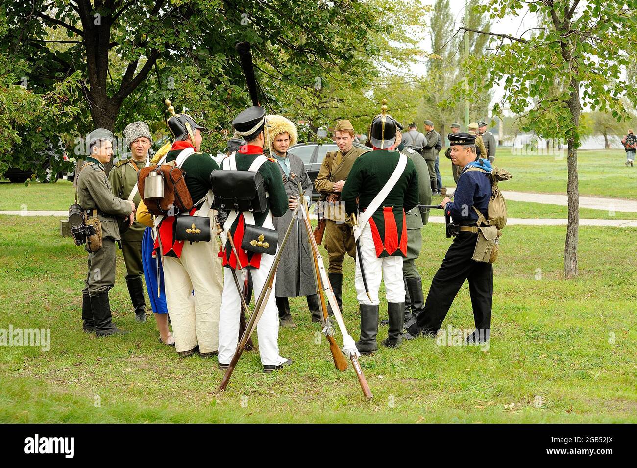 I reenattori vestiti in una uniforme di soldati retrò che pranzano in un parco cittadino. 4 ottobre 2012. Kiev, Ucraina Foto Stock