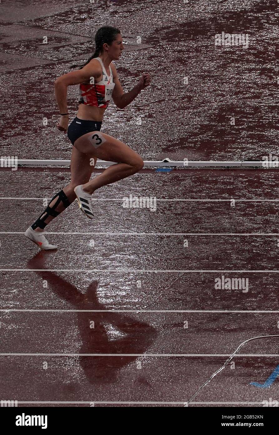 Tokyo, Giappone. 2 agosto 2021. Jessica Turner della Gran Bretagna compete sotto la pioggia durante la Semifinale delle Donne degli Hurdles da 400 m ai Giochi Olimpici di Tokyo 2020 a Tokyo, Giappone, 2 agosto 2021. Credit: Lui Siu Wai/Xinhua/Alamy Live News Foto Stock