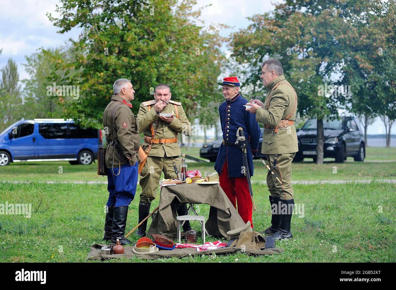 I reenattori vestiti in una uniforme di soldati retrò che pranzano in un parco cittadino. 4 ottobre 2012. Kiev, Ucraina Foto Stock