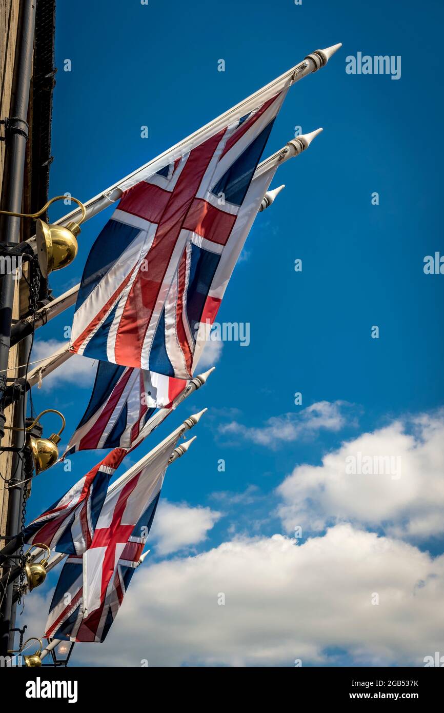 Union Jacks e bandiere inglesi in giorno di sole Foto Stock