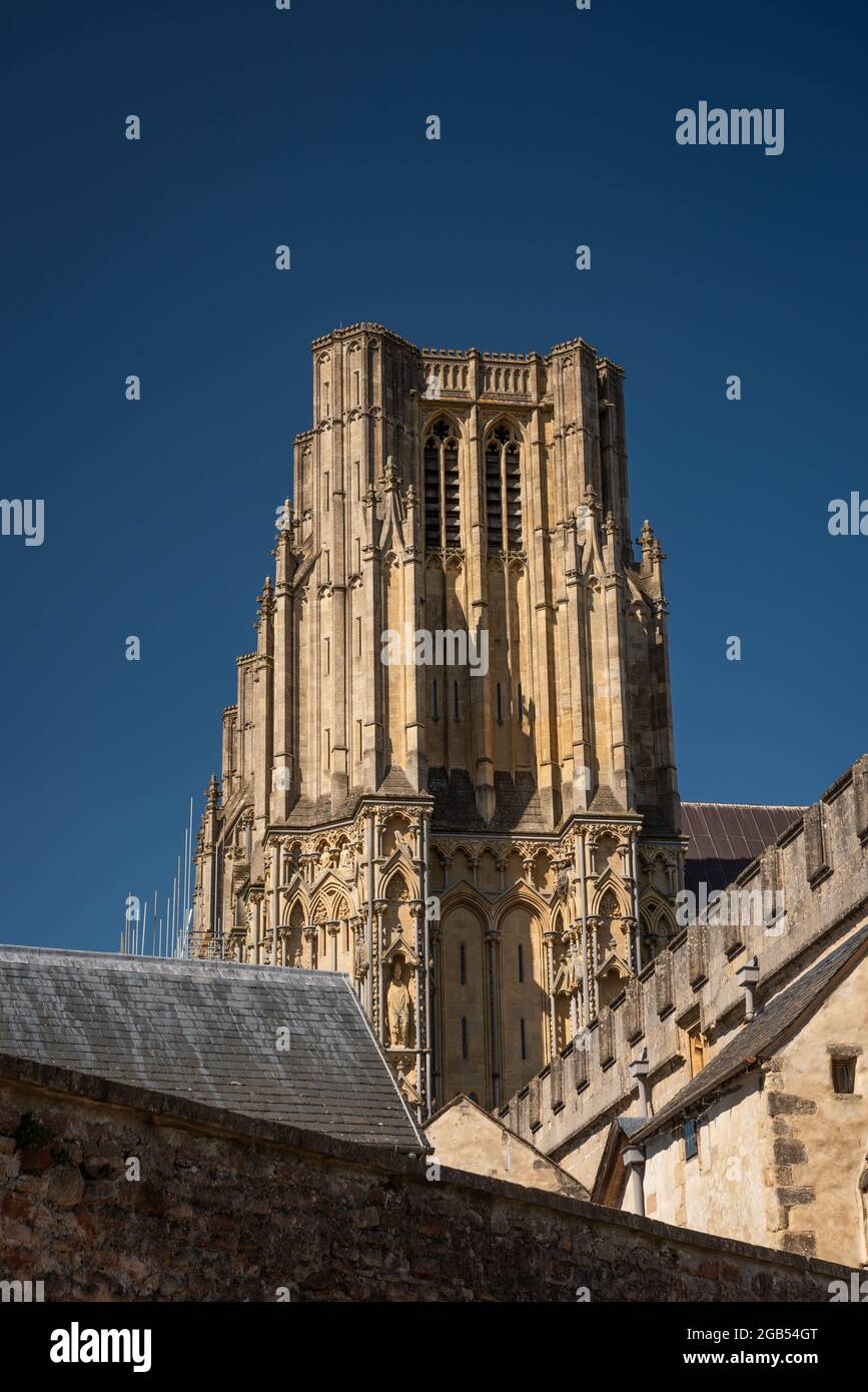 Le torri del West Front of Wells Cathedral si vedevano dal centro della città, Somerset, Regno Unito Foto Stock