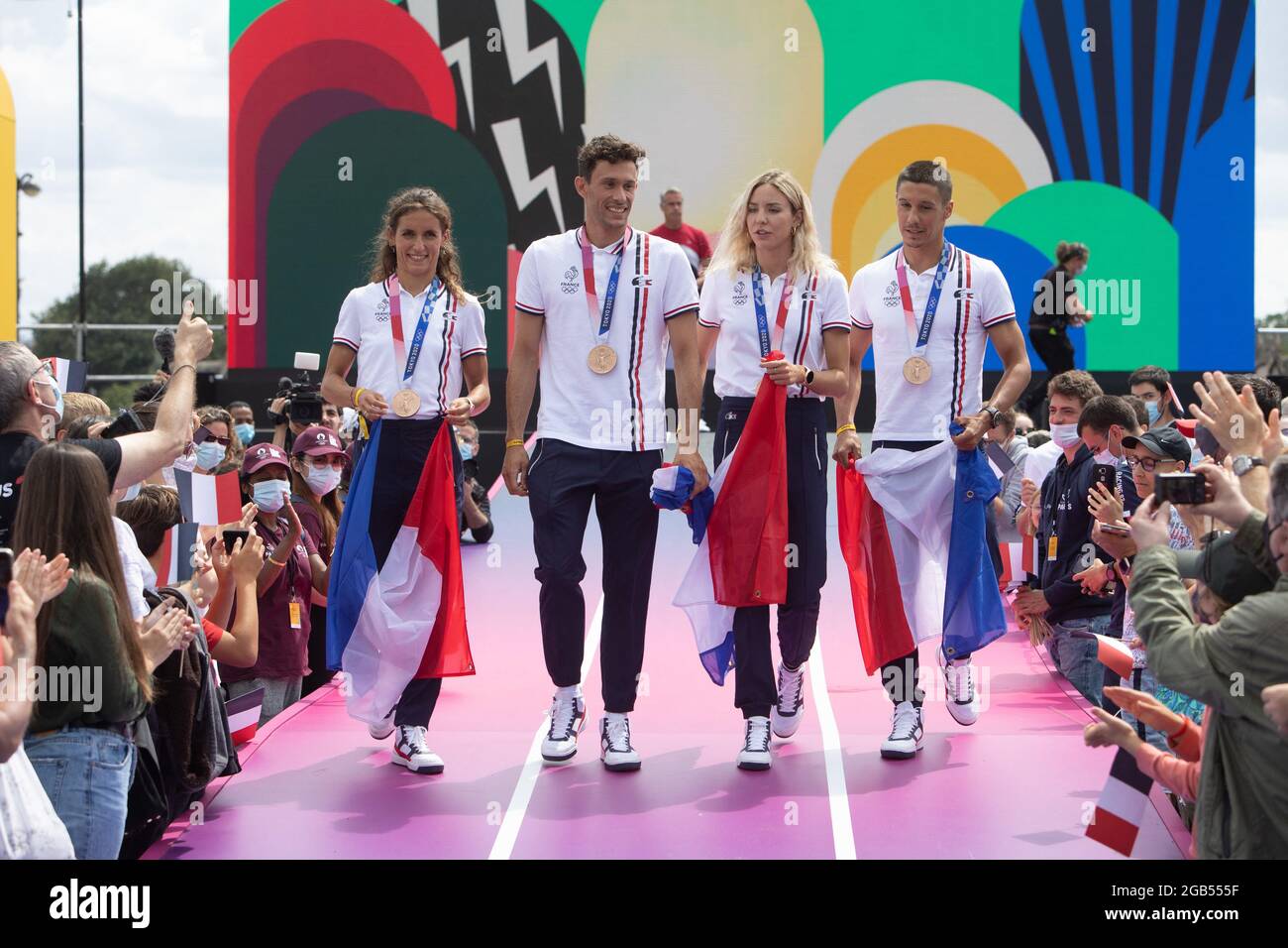 Triathlon relai mixte Medalisti di bronzo Vincent Luis, Dorian Coninx, Cassandre Beaurgrand, Leonie Periault sul palco del villaggio dei fan del Trocadero, di fronte alla Torre Eiffel, a Parigi, al suo ritorno dai Giochi Olimpici di Tokyo 2020, il 2 agosto 2021. Foto di Raphael Lafargue/ABACAPRESS.COM Foto Stock