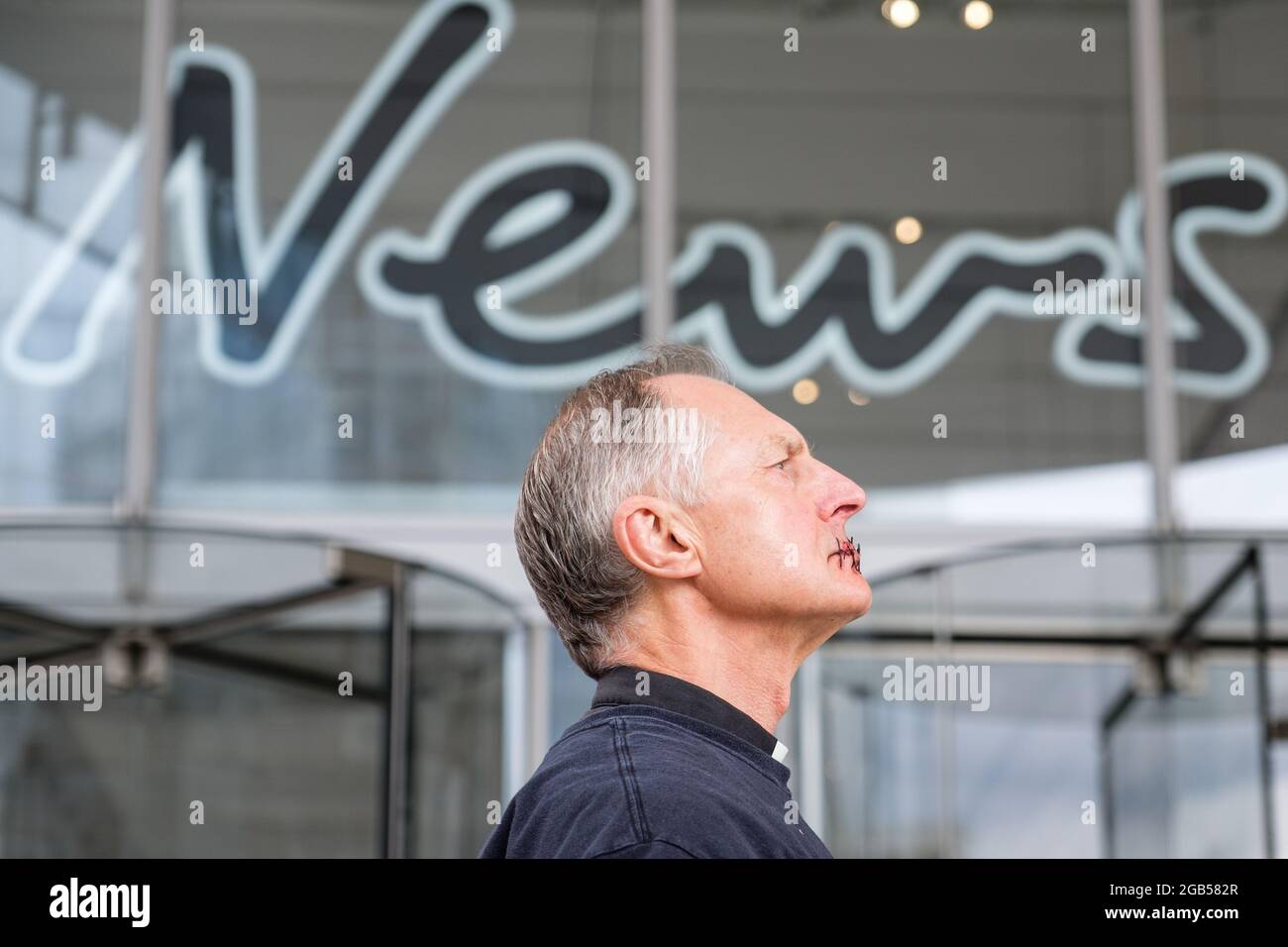 Londra, Regno Unito. 2 agosto 2021. Il reverendo Tim Hewes parte della ribellione estinzione cristiani cucisce le labbra insieme per protestare contro la mancanza di cambiamenti climatici che riportano da News Corp, in una parte d'azione del libero la stampa Extinction Rebellion Focus. News Corp UK è un editore britannico di giornali, e una filiale interamente posseduta del conglomerato americano dei mass media News Corp. È l'editore corrente dei tempi, del Sunday Times e del Sole . Di proprietà del miliardario Rupert Murdoch. Credit: João Daniel Pereira/Alamy Live News Foto Stock