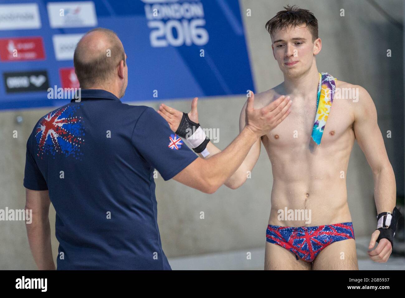 British Diver Matty Lee (Matthew Lee) dopo l'immersione con il membro della squadra, European Diving Championships 2016, Londra, UK Foto Stock