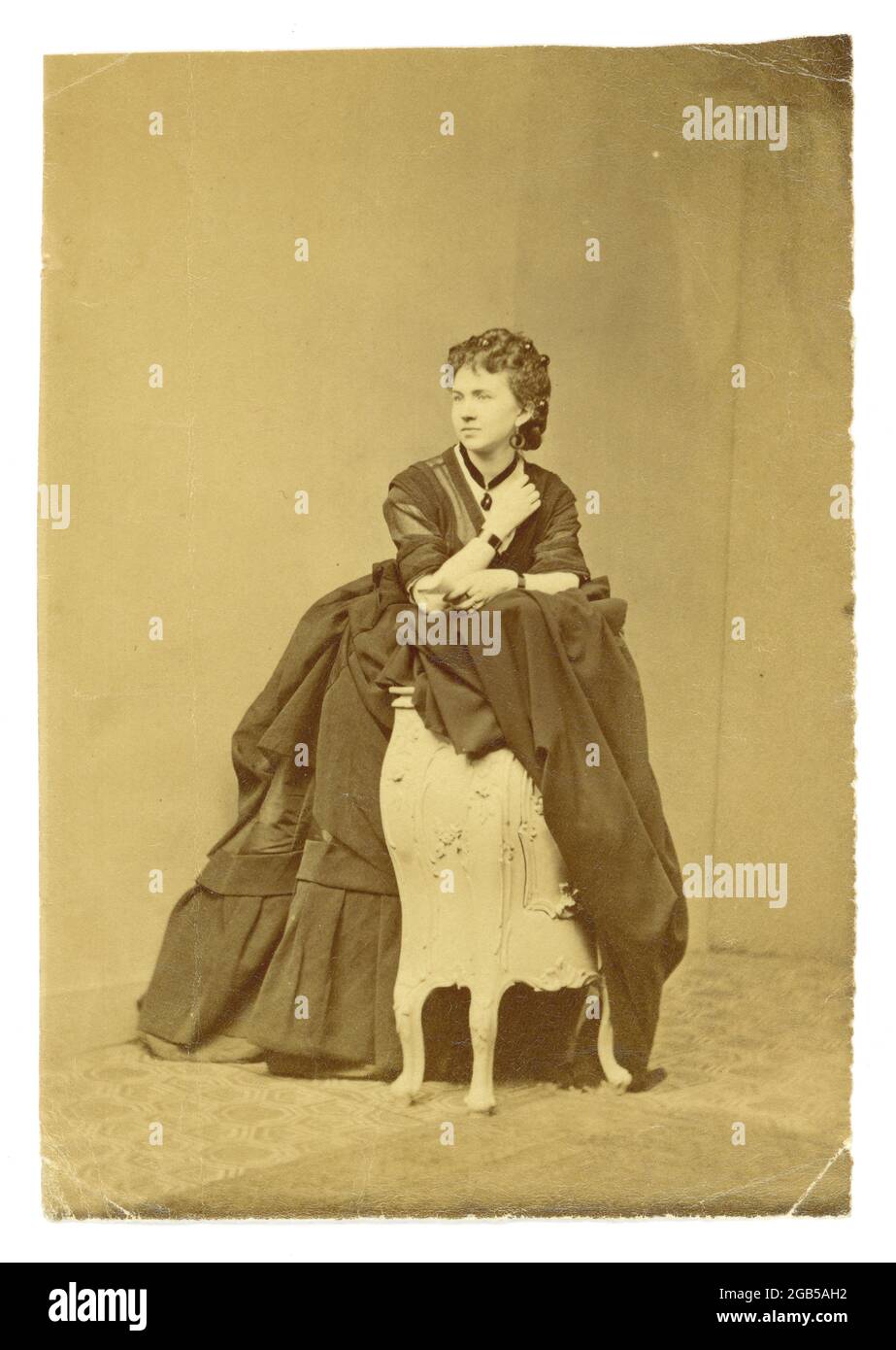 Ritratto fotografico originale in studio di una attraente donna vittoriana, che indossa probabilmente un trambusto, verso la fine degli anni '1860, l'inizio degli anni '1870, Regno Unito Foto Stock