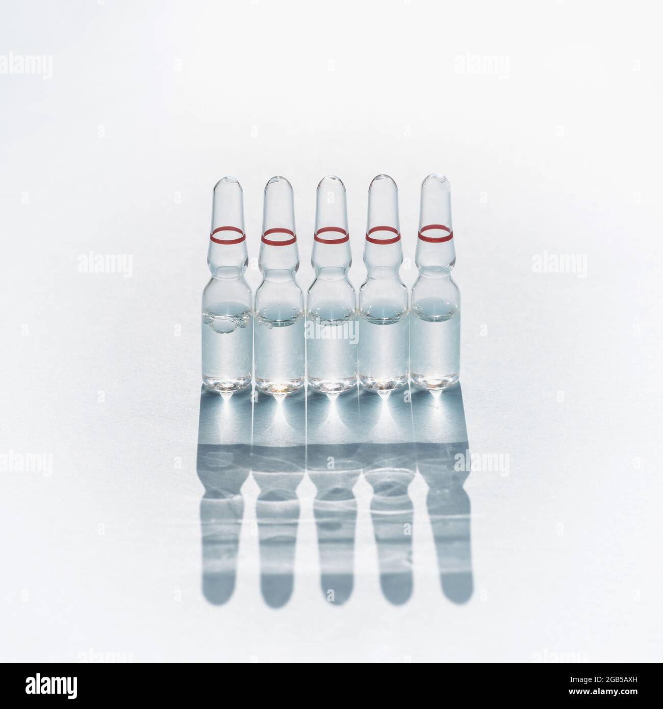 Fiale di vetro con medicinale, vaccino per preparazioni mediche e cosmetiche  composizione da ampolle con ombre Foto stock - Alamy
